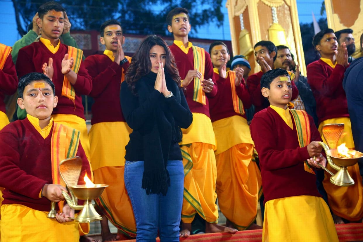 Heroine Jennifer Winget performs aarti on the Ganges