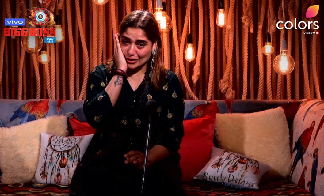 Bigg Boss 13 Aarti Singh get troll to comment wrong name of former Prime Minister Dr Manmohan Singh