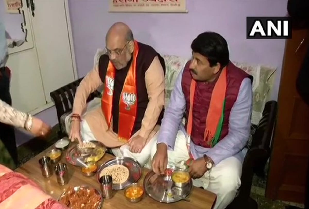 Amit Shah and Manoj Tiwari visited residence of a BJP worker from OBC for dinner