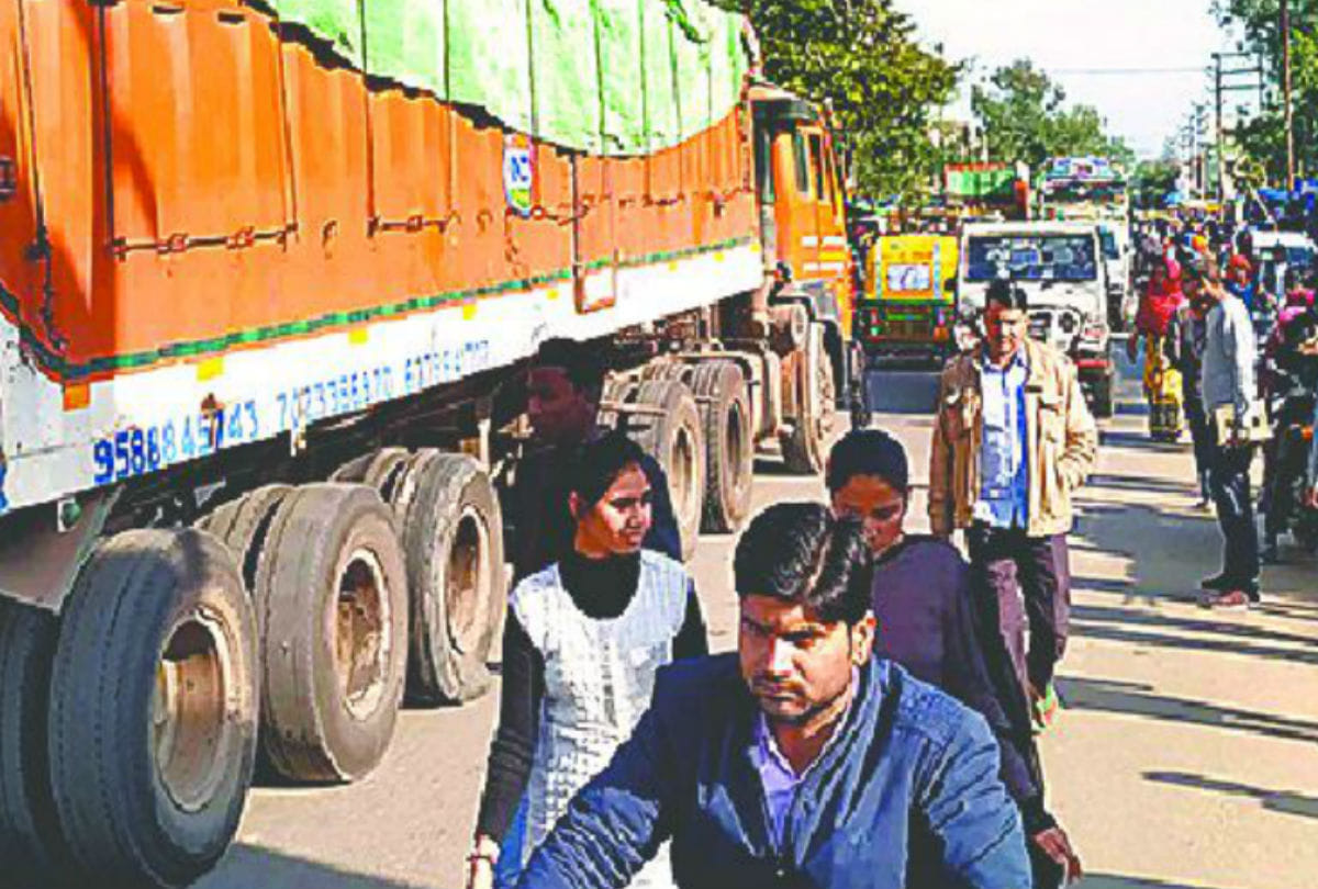 woman save her son before dies in road accident