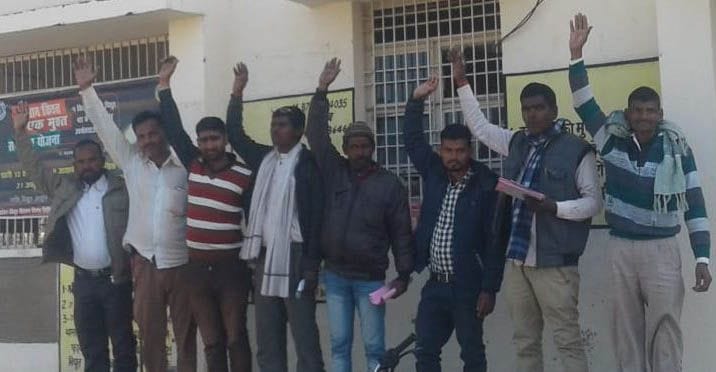 maanadey na milane se theka bijalee karmiyon ne kiya pradarshan