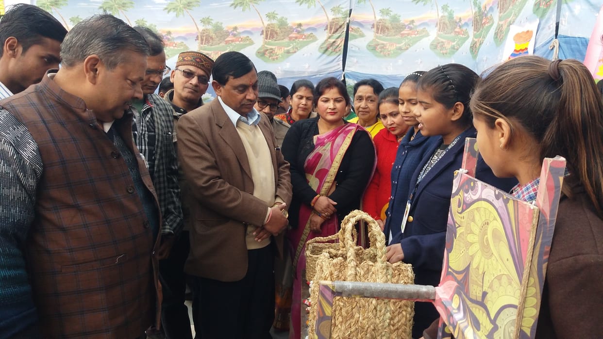Hathras: Make household use goods with straw and waste paper