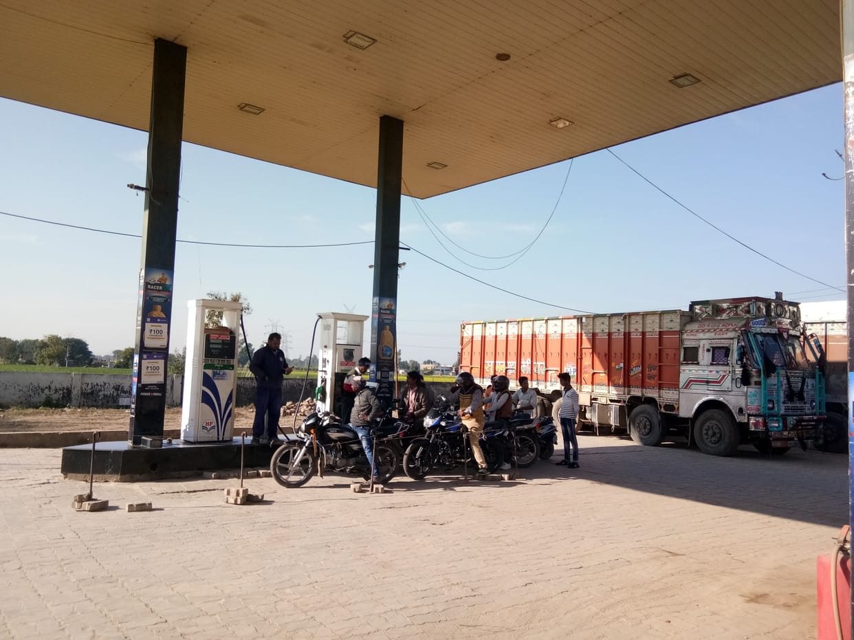 Two petrol pumps robbed on Riwan highway in quarter to five hours