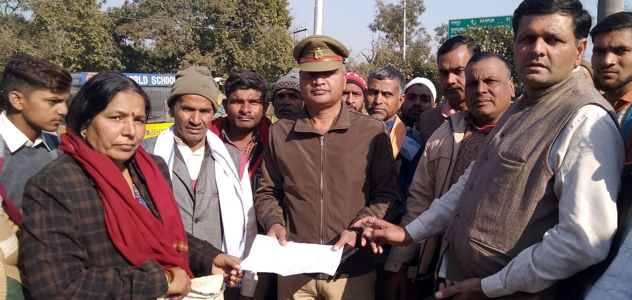 protest of perents in school for missing student