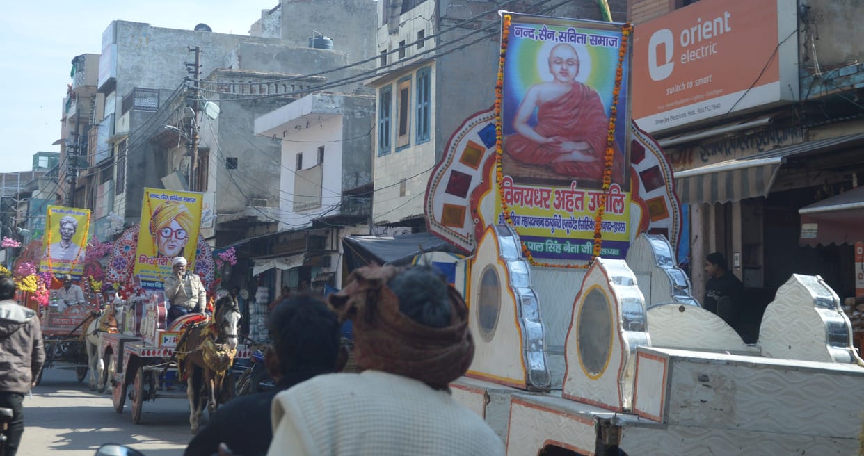 Hathras: The procession of Karunpuri Thakur, a genius turned out with pomp