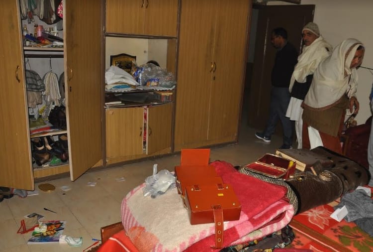 Loot on gunpoint at school owner's house