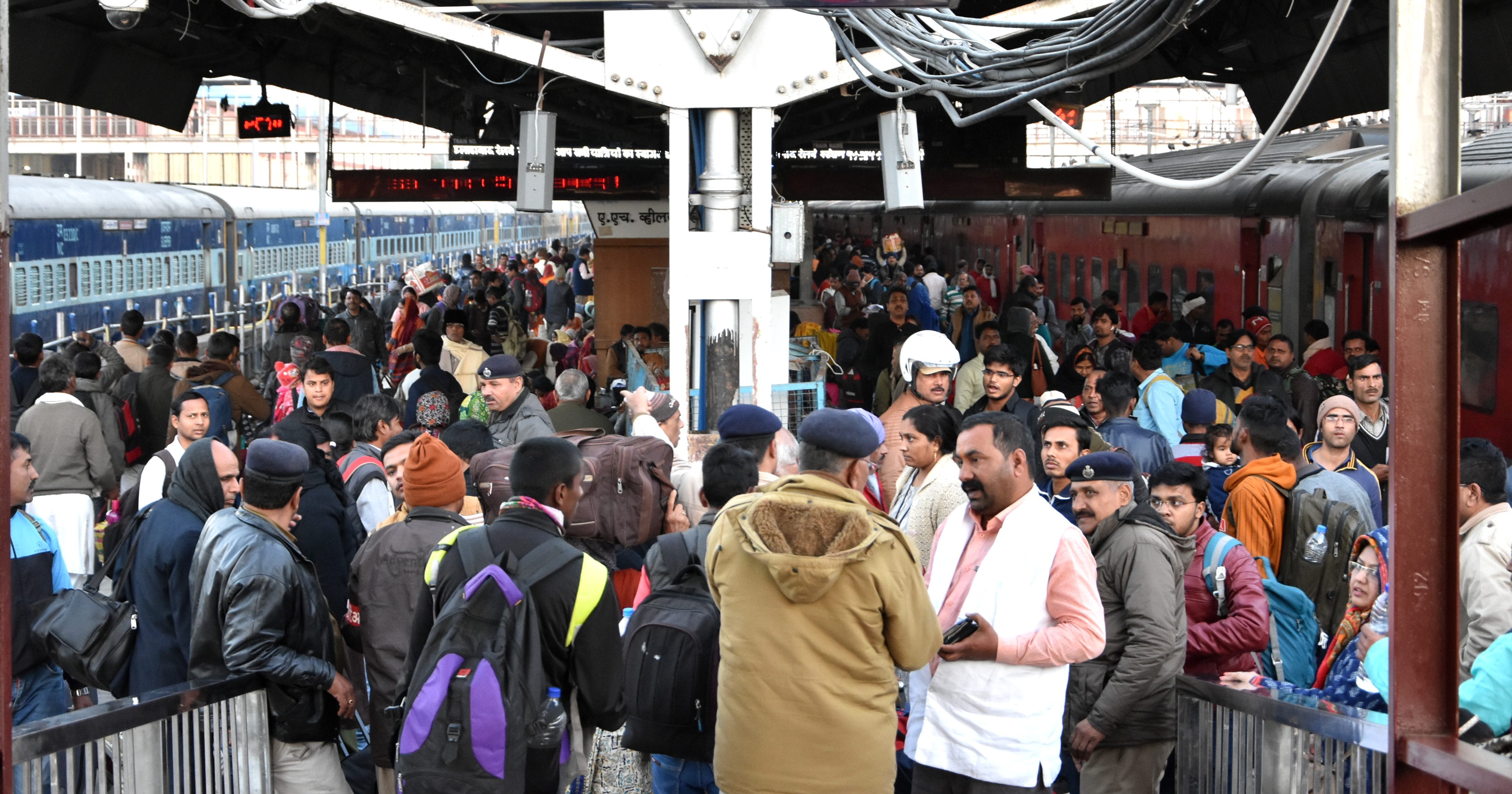 Mauni Amavasya's flood, trains and buses remain full