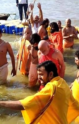 Mahamandaleshwar-Peetadhishwars took a dip including Shankaracharya
