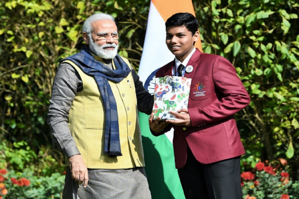 Vinayak Bahadur and Aarushi Sharma of Meerut meet to Prime Minister Narendra Modi at Delhi
