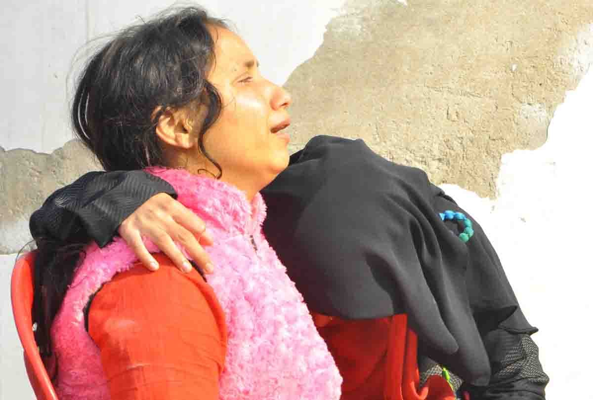 A part of the highway suddenly collapsed, the teen died after falling into a pit