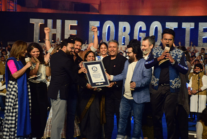 Pritam set a world record with his band saluting the warriors in Mumbai with 1046 artists