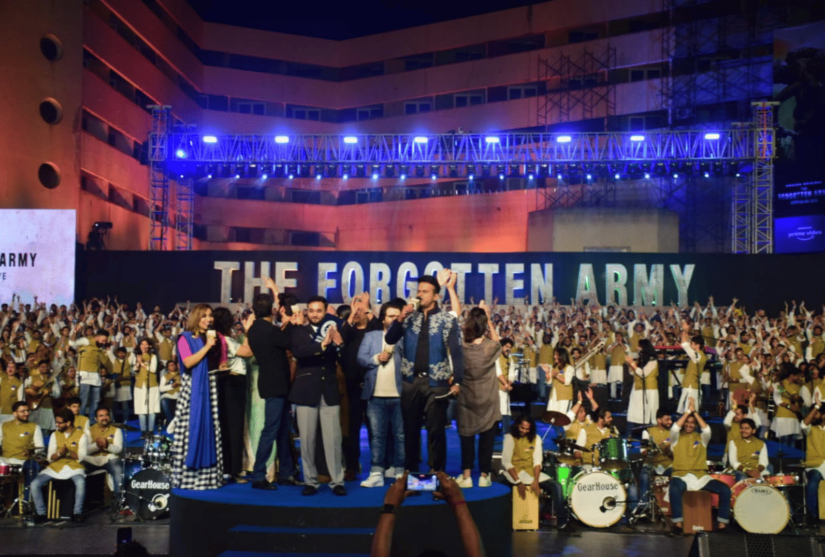 Pritam set a world record with his band saluting the warriors in Mumbai with 1046 artists
