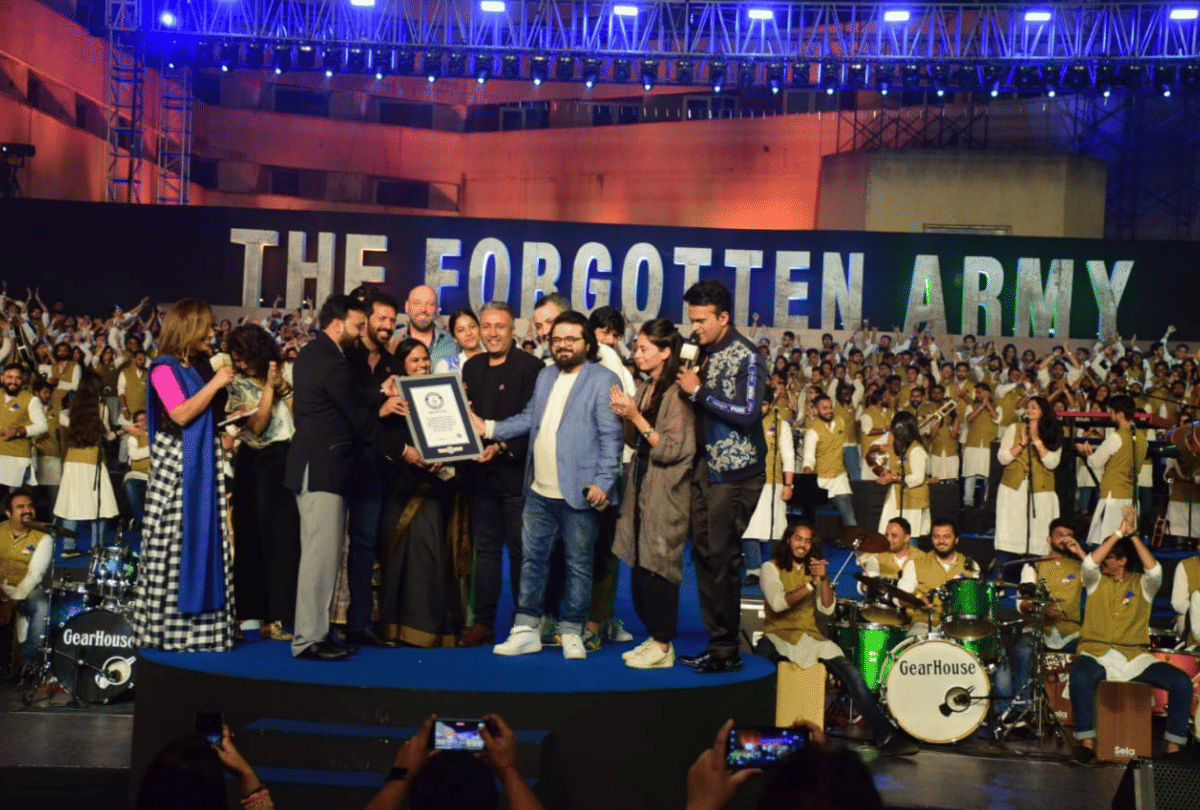 Pritam set a world record with his band saluting the warriors in Mumbai with 1046 artists