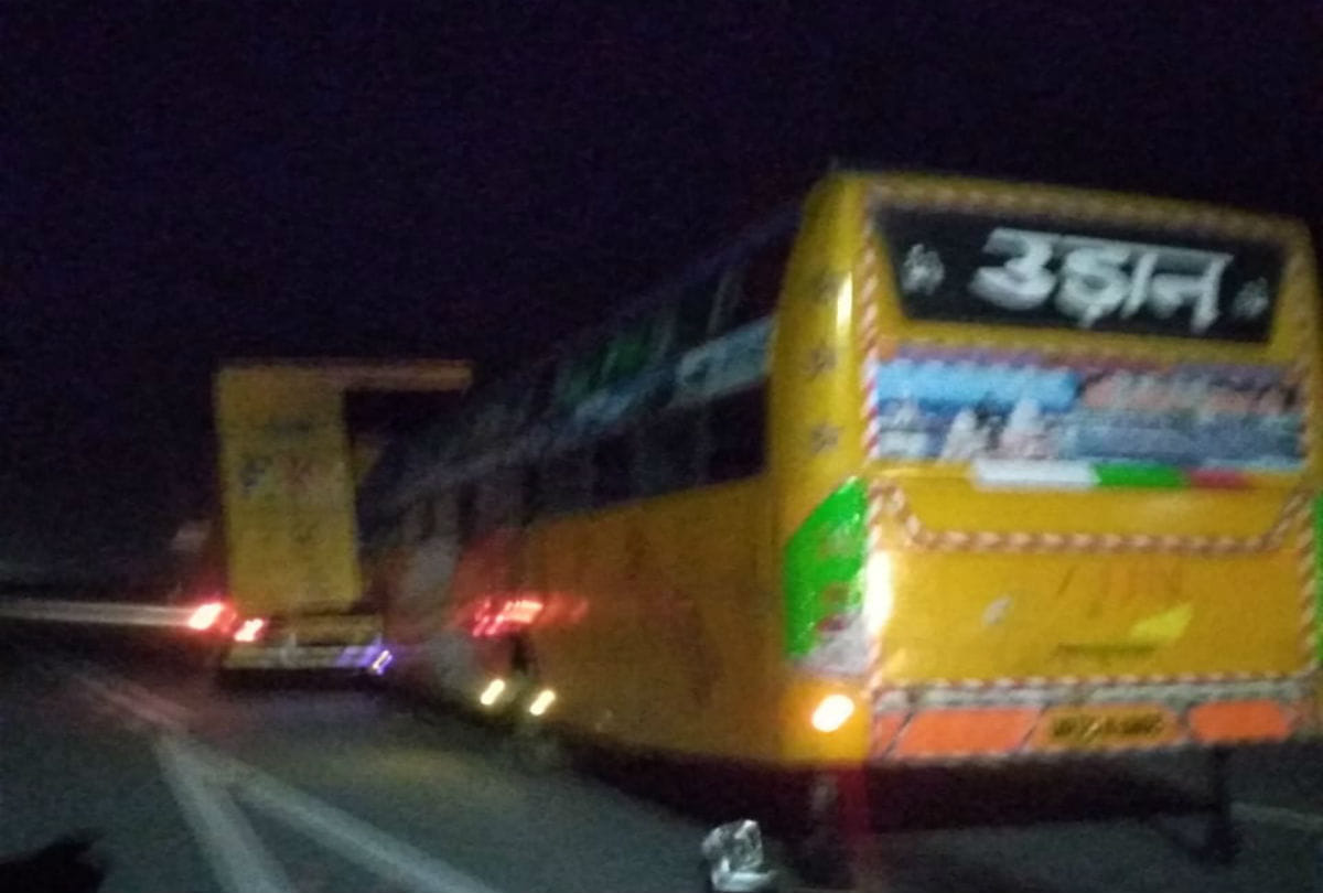 Private sleeper bus collided with truck on Agra-Lucknow Expressway in Firozabad