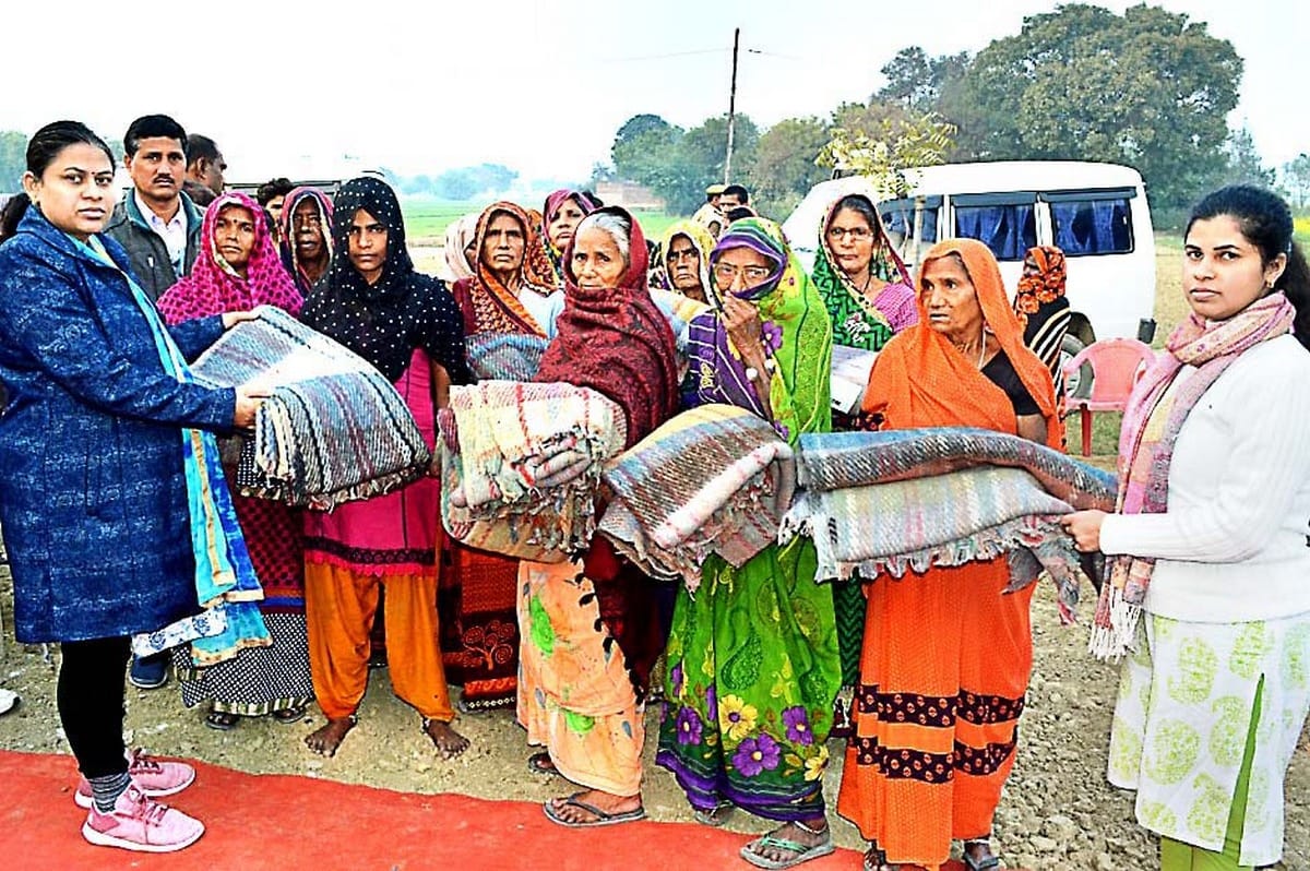 rajatalab sdm distributed blancate to poor perosne Laying carpet in jayapur village varanasi