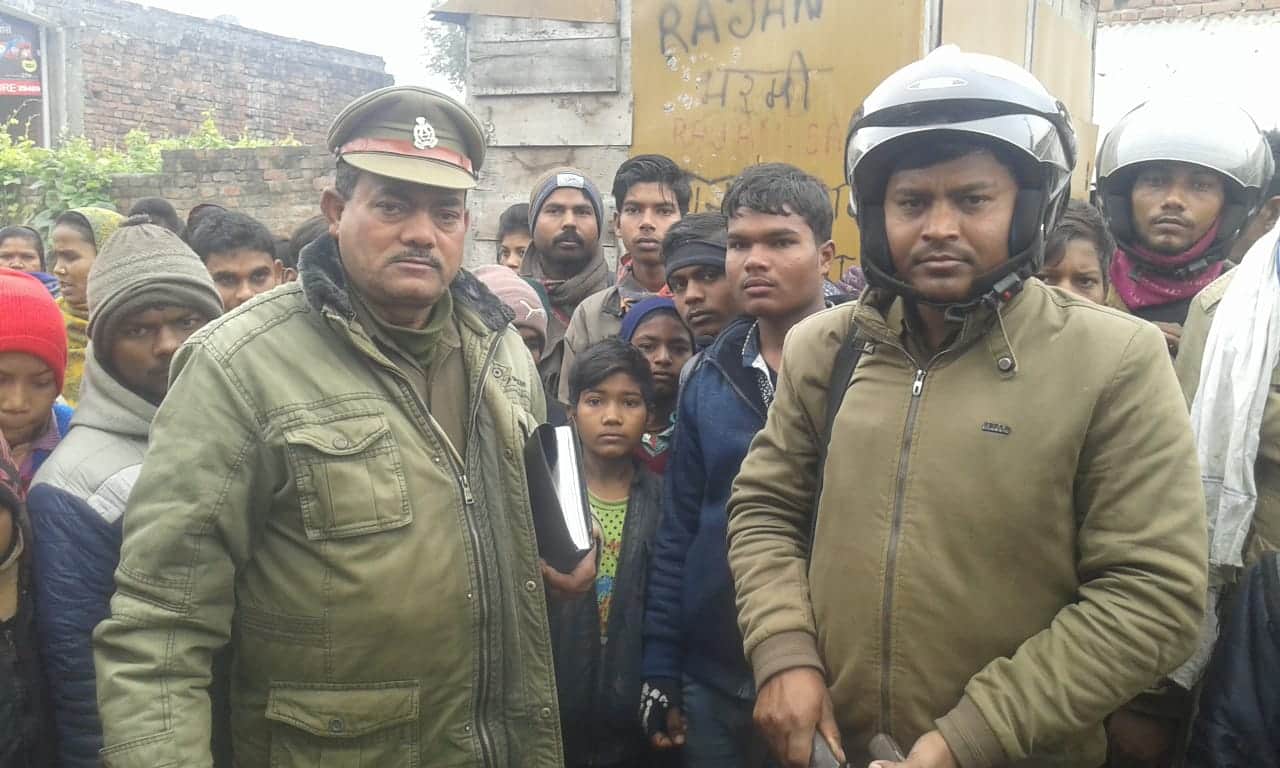 Villagers grabbed and beaten the robbers, who shoot the firing on spot