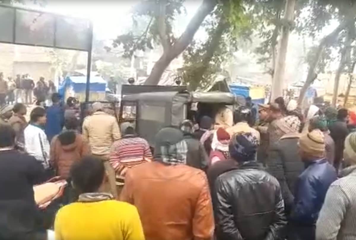 Villagers grabbed and beaten the robbers, who shoot the firing on spot