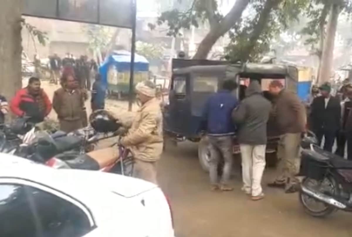 Villagers grabbed and beaten the robbers, who shoot the firing on spot