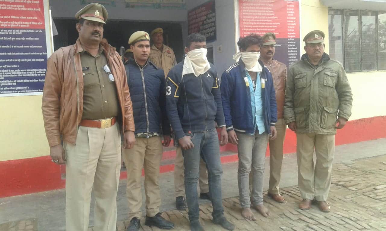 Villagers grabbed and beaten the robbers, who shoot the firing on spot