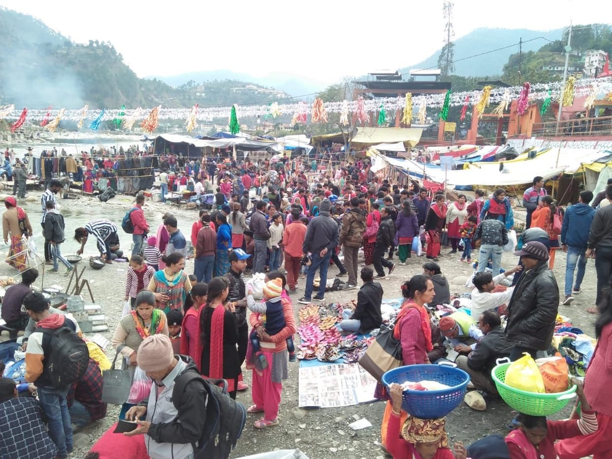 Crowd of buyers gathered even after the end of the fair