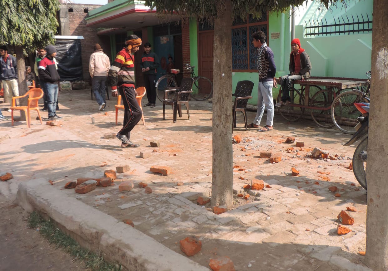 do pakshon mein patharaav aur phaayaring, aath log ghaayal