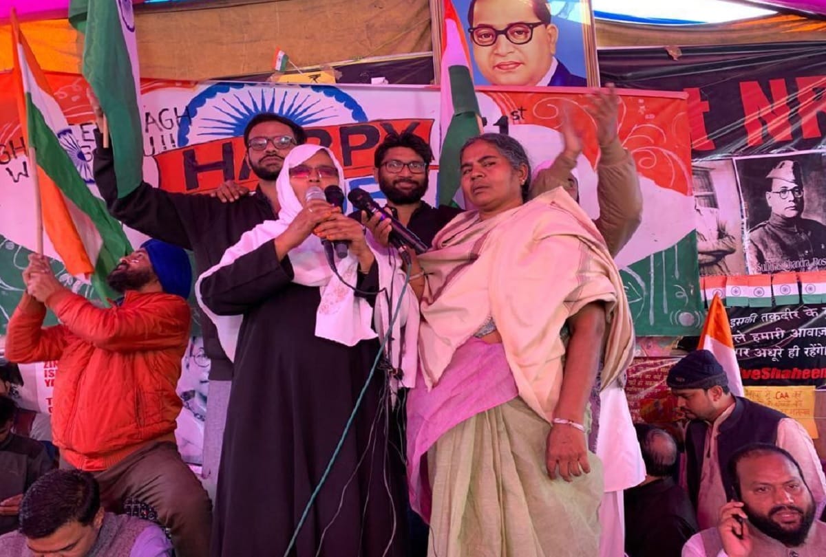 Rohit Vemula mother Radhika vemula unfurls the tiranga in Shaheen Bagh