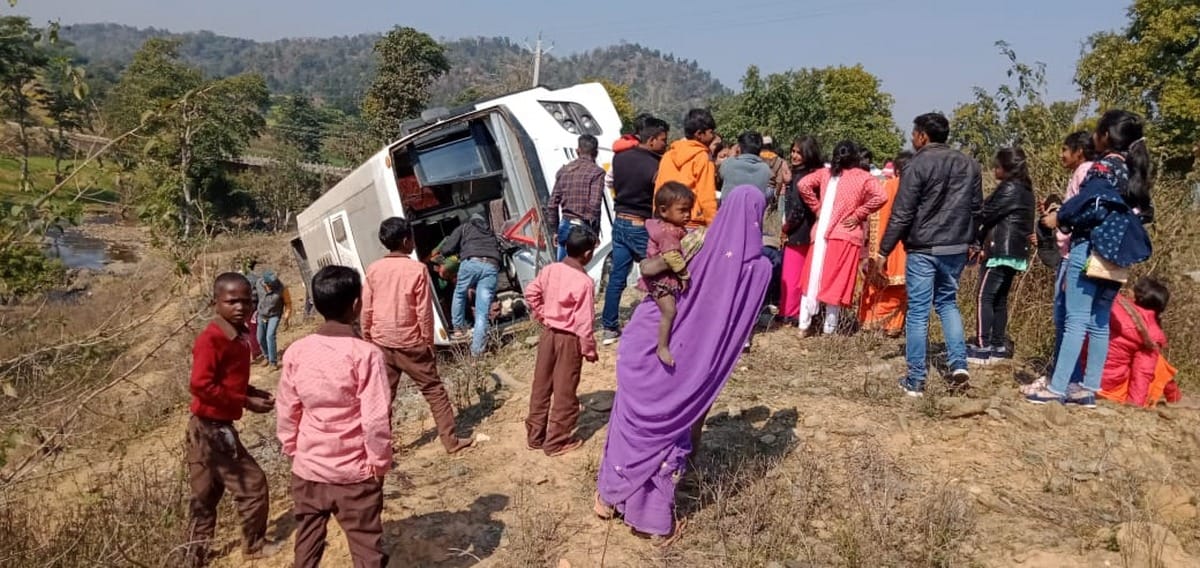 Many people injured due to bus overturned in sonbhadra 