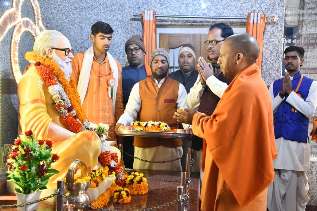 Chief Minister yogi adityanath reached gorakhpur, will meet rss chief mohan bhagwat