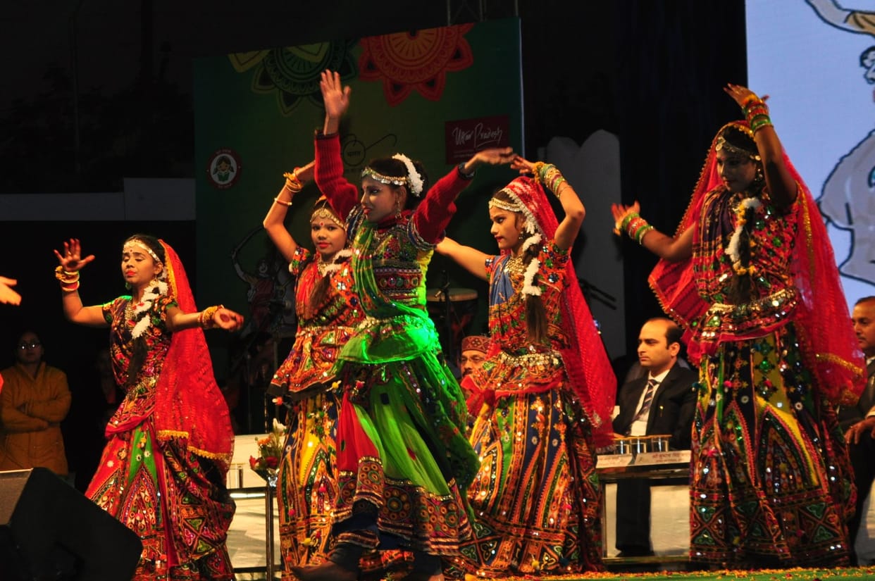 bollywood singer sona mahapatra perform at jhansi mahotsav
