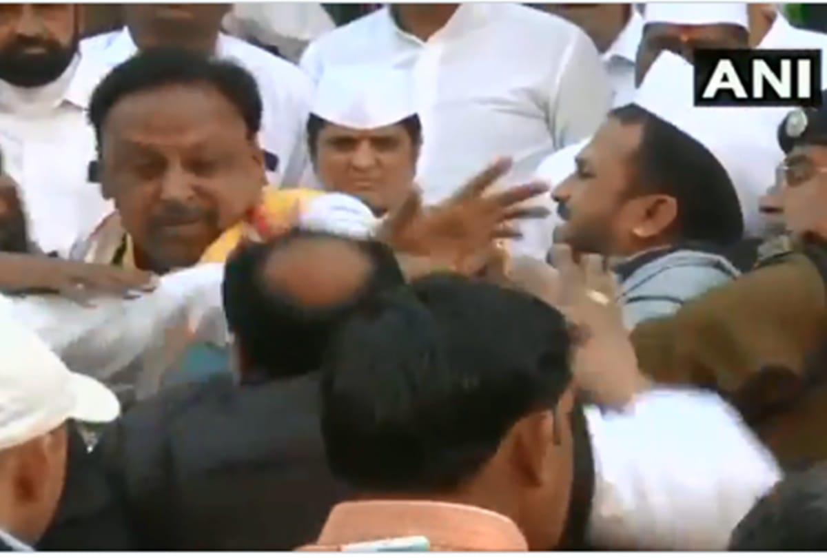 Congress leaders Devendra Singh Yadav and Chandu Kunjir fight in Congress office Indore