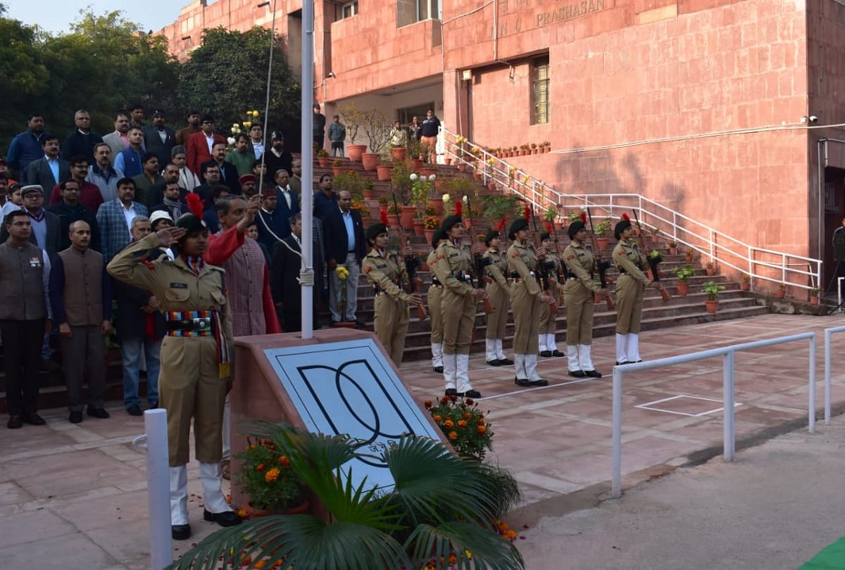 NCC 3 Delhi Girls Battalion cadets present guard of honour to VC M Jagdesh Kumar at JNU