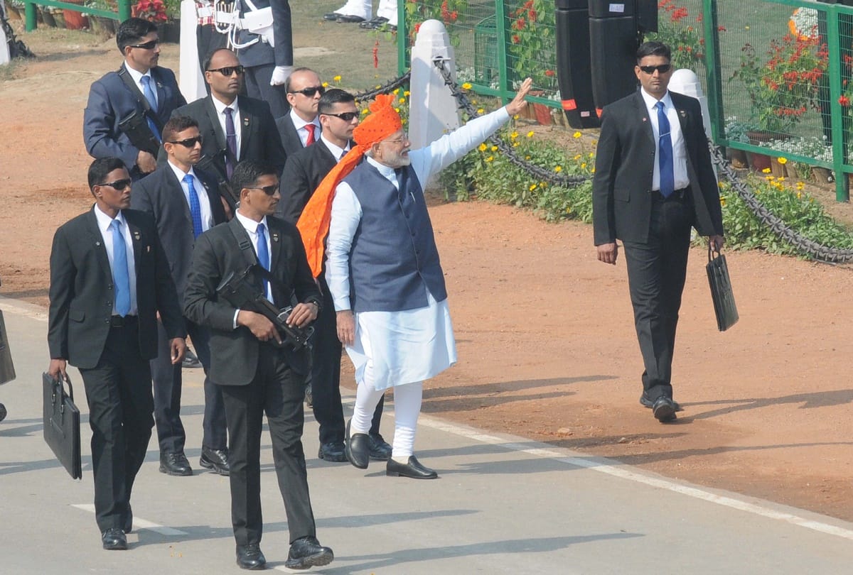 Republic Day pm narendra Modi continues safa tradition, sports saffron bandhej turban