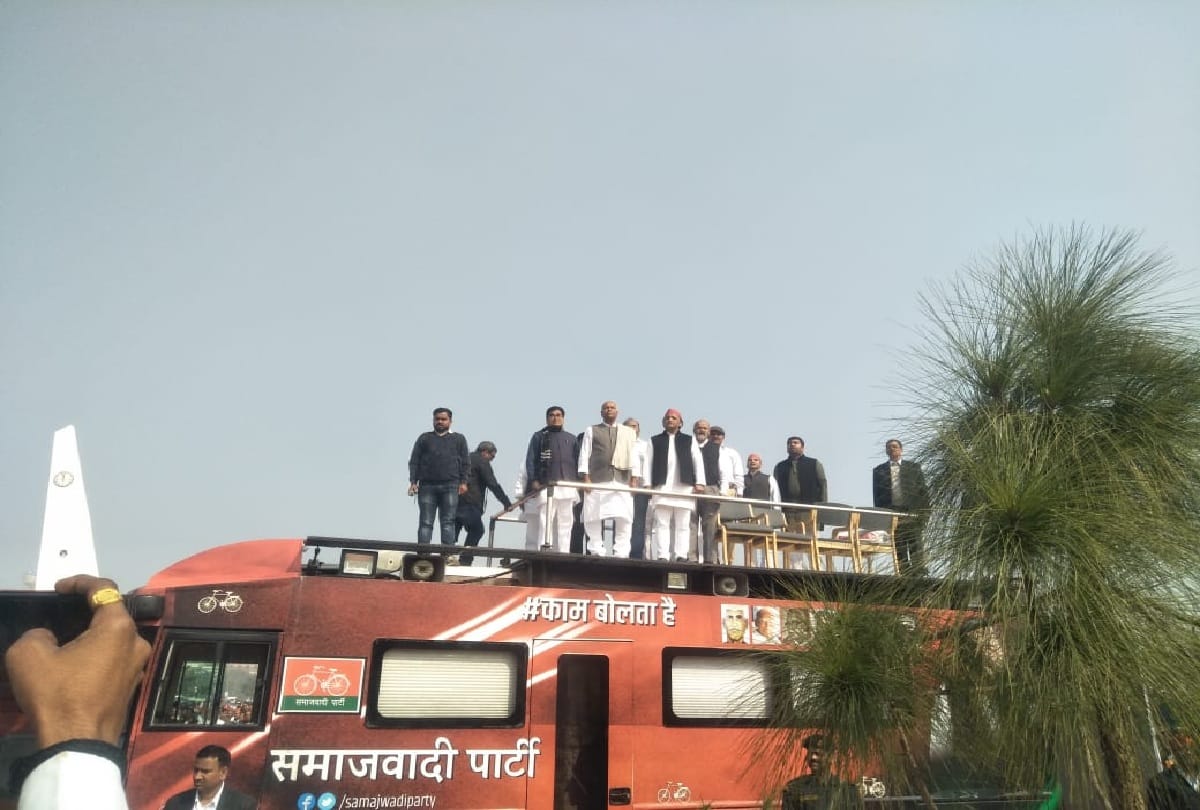 Akhilesh Yadav celebrated Republic Day with pomp, reaching the ancestral village