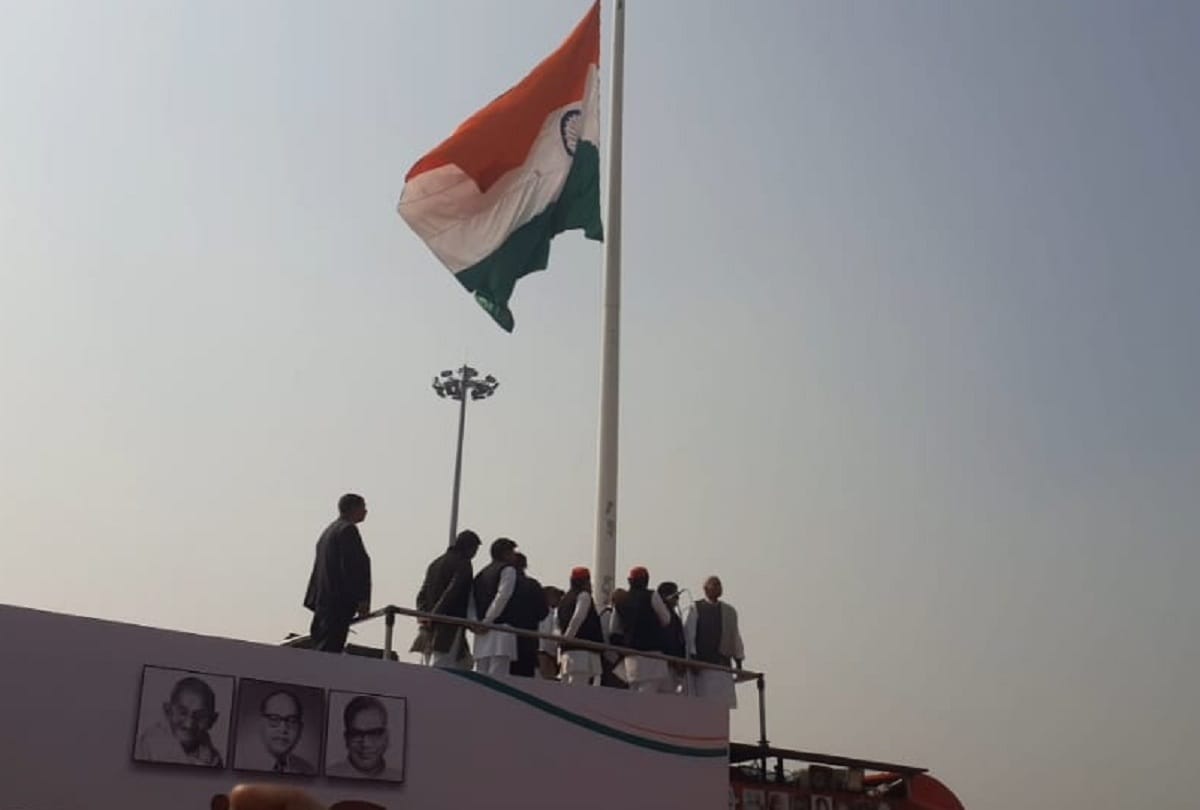 Akhilesh Yadav celebrated Republic Day with pomp, reaching the ancestral village