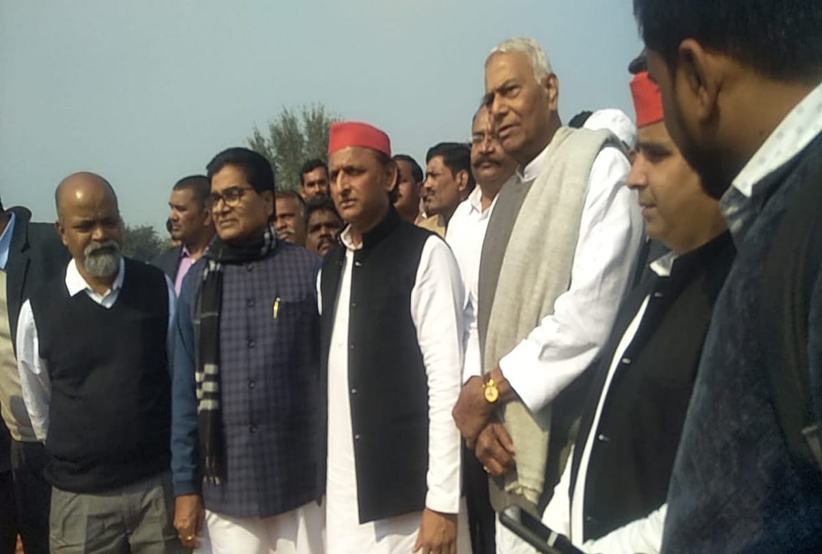 Akhilesh Yadav celebrated Republic Day with pomp, reaching the ancestral village