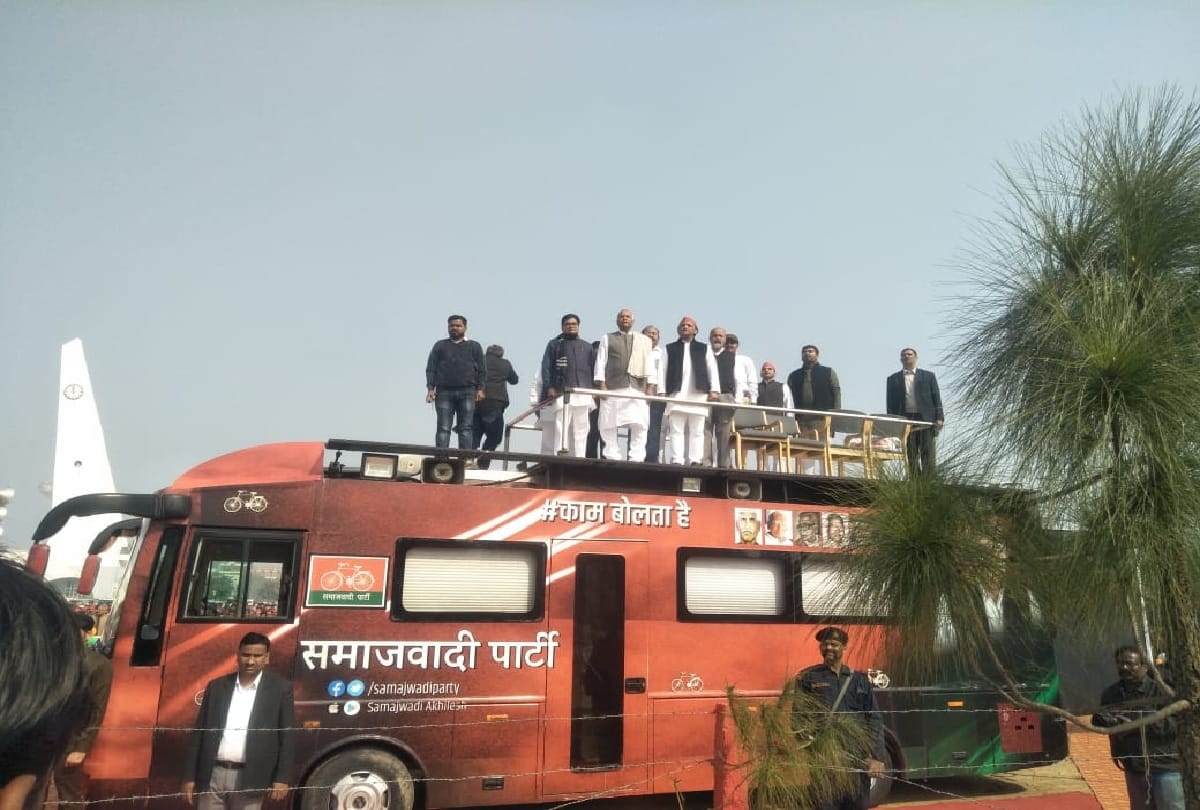 Akhilesh Yadav celebrated Republic Day with pomp, reaching the ancestral village