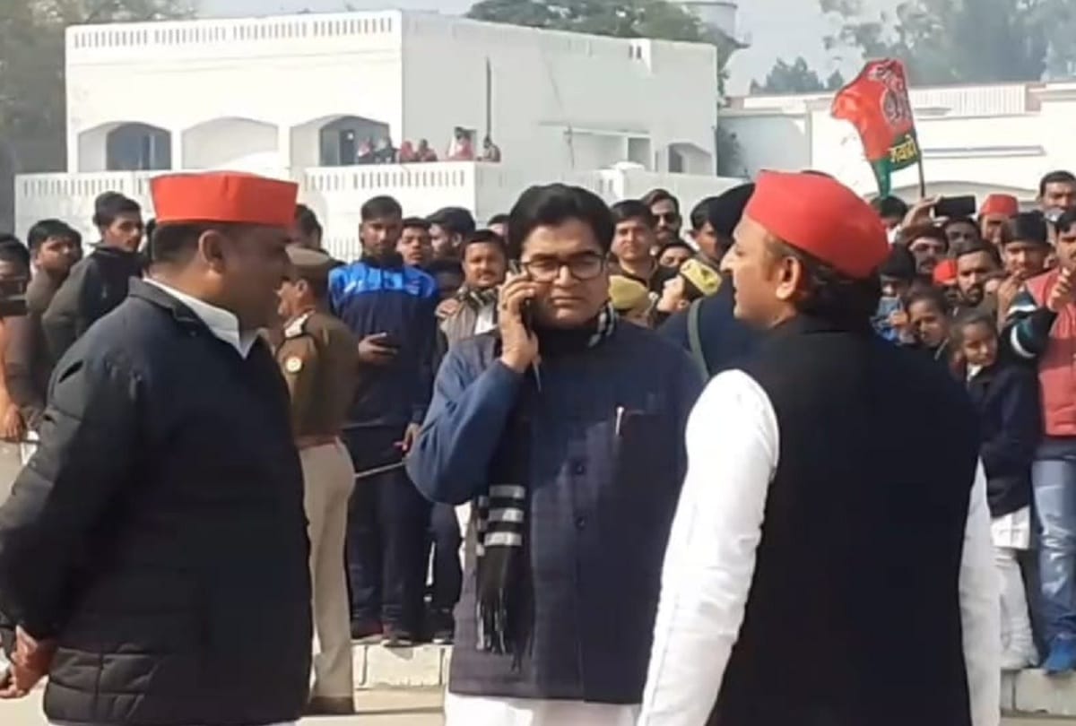 Akhilesh Yadav celebrated Republic Day with pomp, reaching the ancestral village