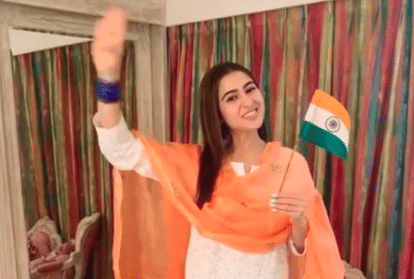 Kashi residents desperate to get a glimpse of Sara Ali Khan in Varanasi