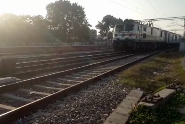 Pooja Express Engine Separated From Bogies at Sirhind