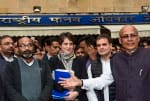 एनएचआरसी के बाहर कांग्रेस नेताओं के साथ प्रियंका व राहुल गांधी।