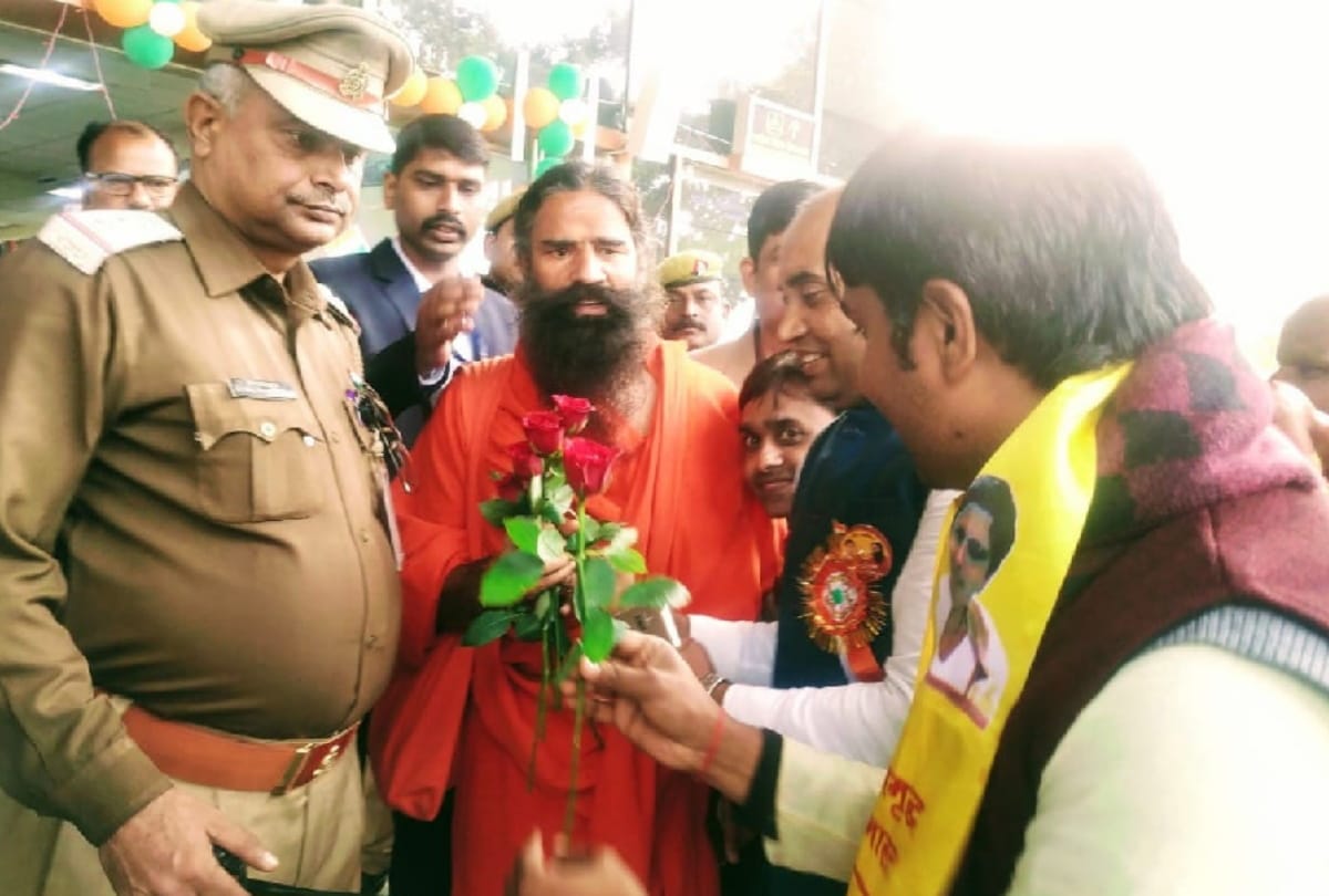 yog guru baba ramdev grand welcome on gorakhpur airport