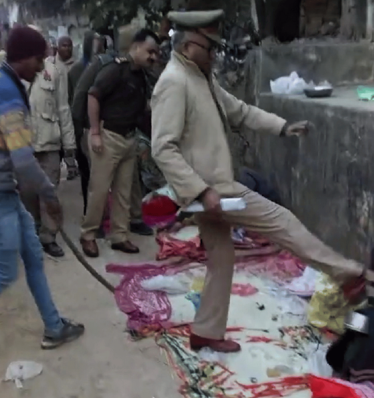 Balua sho kick a man video gone viral on mauni amavasya in chandauli