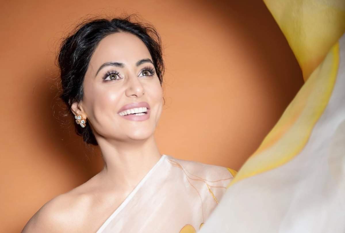 hina khan got trolled for copied kareena kapoor saree look