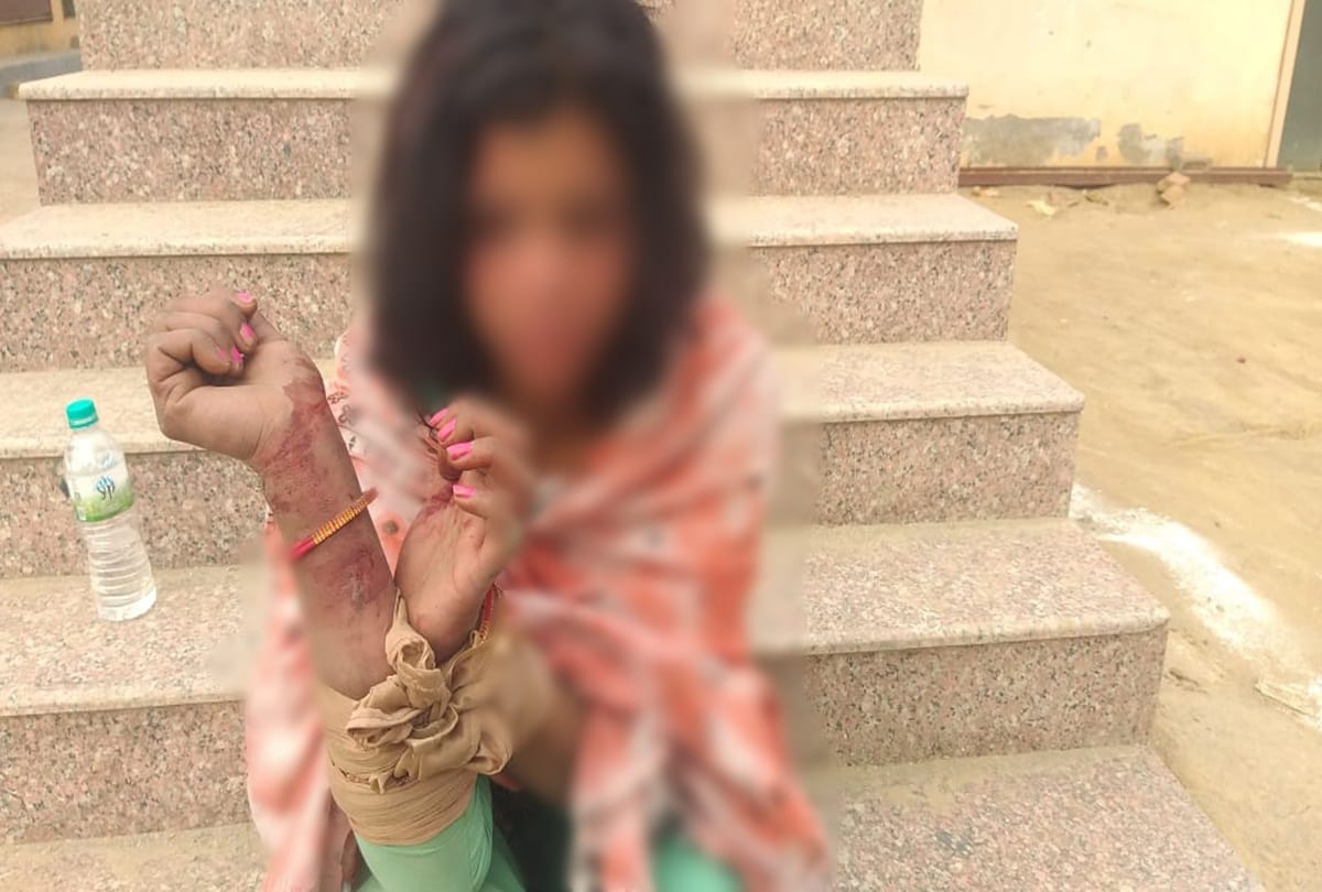 Parents beaten girl to not marry with boy