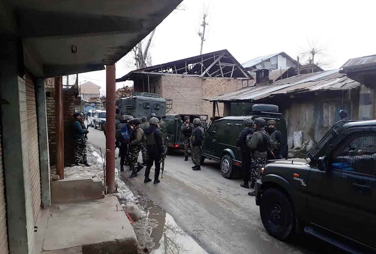 Kulgam Encounter kashmir, Kulgam police team evacuated 430 civilians amidst an on going encounter at Aharbal