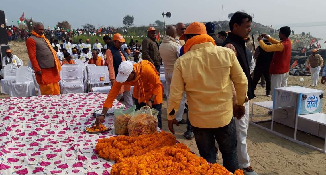 DM had said that the campaign against polythene will begin with the Ganga Yatra, flowers were brought in polythene bags here