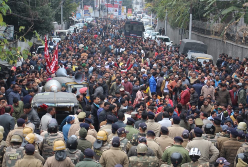 Huge Crowd in Uttarakhand Officer Employees Union protest during Sachivalay march