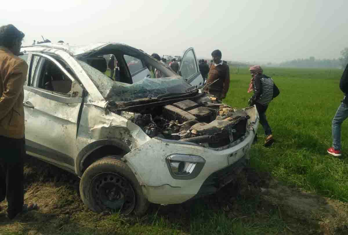 Car overturned in road accident on Lucknow Agra Expressway