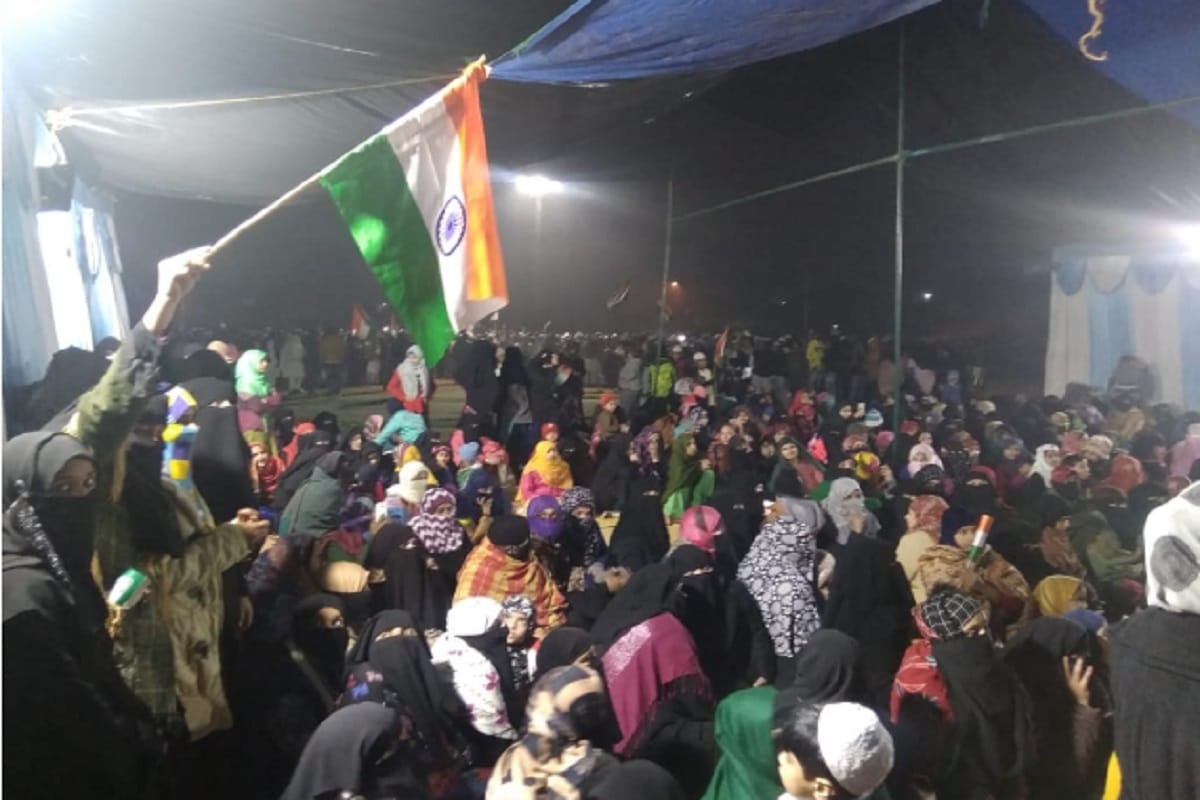 Muslim women are protest against CAA NPR NRC in deoband of Saharanpur