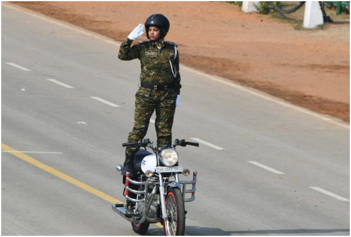Republic Day 2020 First Time Women CRPF Bikers Stunt On Rajpath